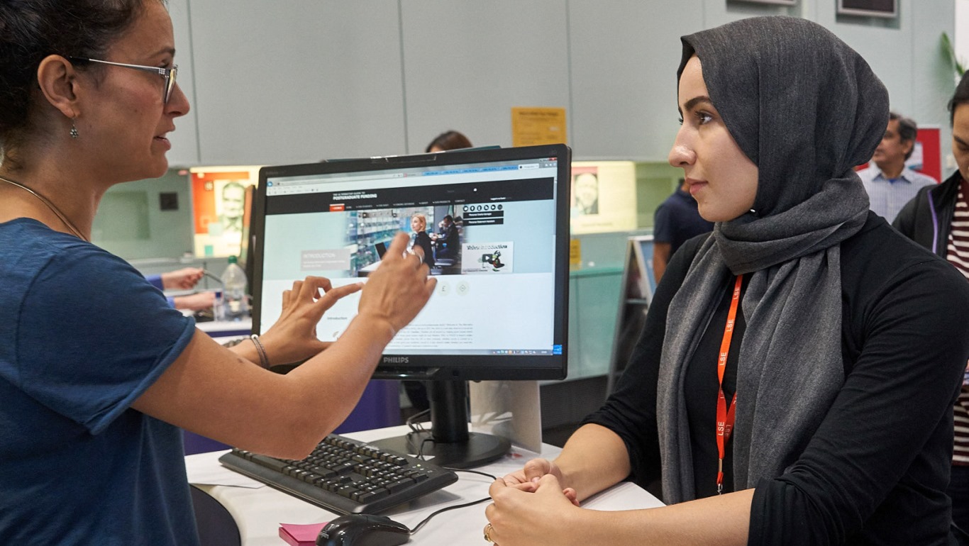 a student at the Student Service Centre drop in counter