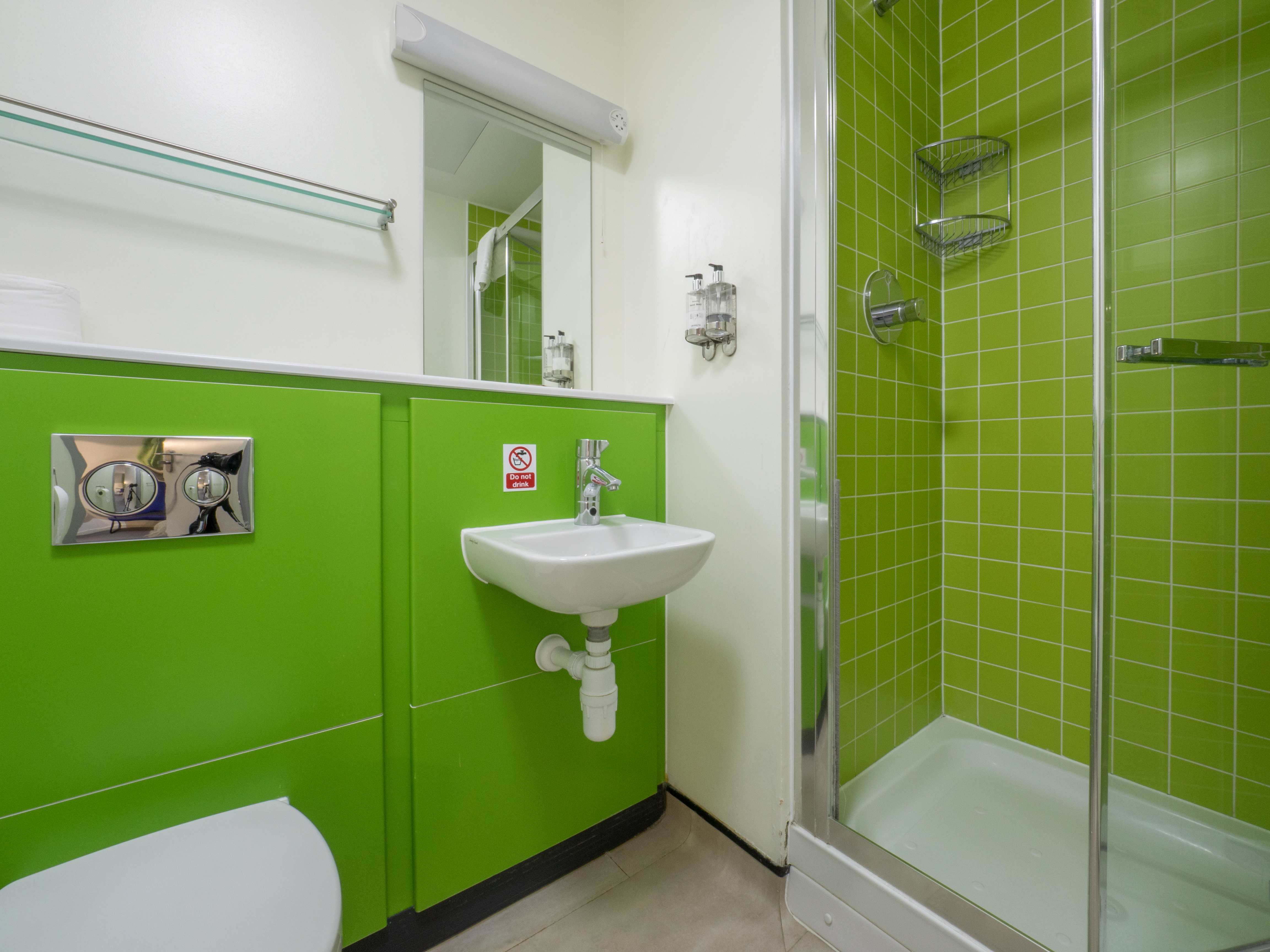 476x320_bh_dbl_bed_studio_bathroom