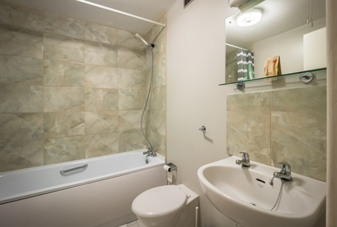 476x320_bw_three_bedroom_apartment_bathroom
